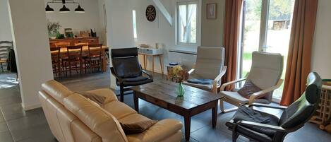 Televisión y chimenea