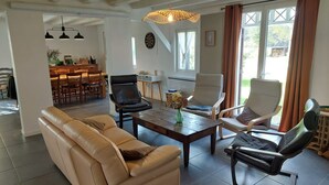 Unclassified image, 3 of 31, button - Holiday Home 'Bienvenue À La Maison' with Private Terrace, Garden & Wi-Fi (Mézos)