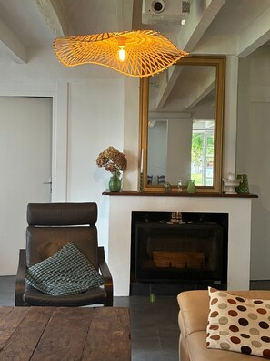 TV, fireplace - Holiday Home 'Bienvenue À La Maison' with Private Terrace, Garden & Wi-Fi (Mézos)