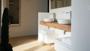 A modern bathroom with a wooden vanity, two white sinks, a large mirror, and a shower area. - Suite Evasion - Maison d'hôtes l'Espigoulié (Sainte-Maxime)