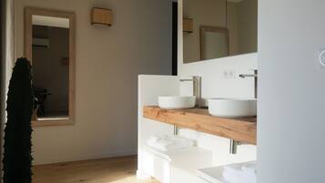 Douche, sèche-cheveux, serviettes fournies, savon