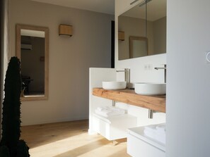 تجهيزات دش، مجففات شعر، مناشف، صابون