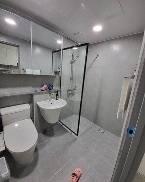 Shower, hair dryer, bidet, towels - Sean's Prime Location Studio: Steps from Subway & More (seoul)
