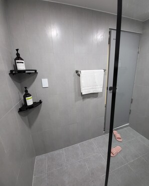 Dusche, Haartrockner, Bidet, Handtücher