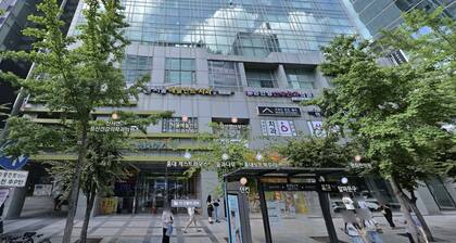 Sean's Prime Location Studio: Steps from Subway & More