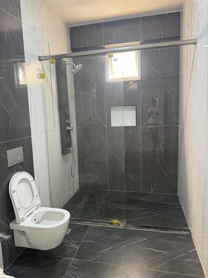 Shower, towels, soap, toilet paper - Charming apartment in fantastic Mombasa perfect for your getaway (Mombasa)