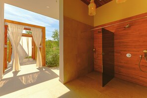 Dusche, Haartrockner, Hausschuhe, Handtücher