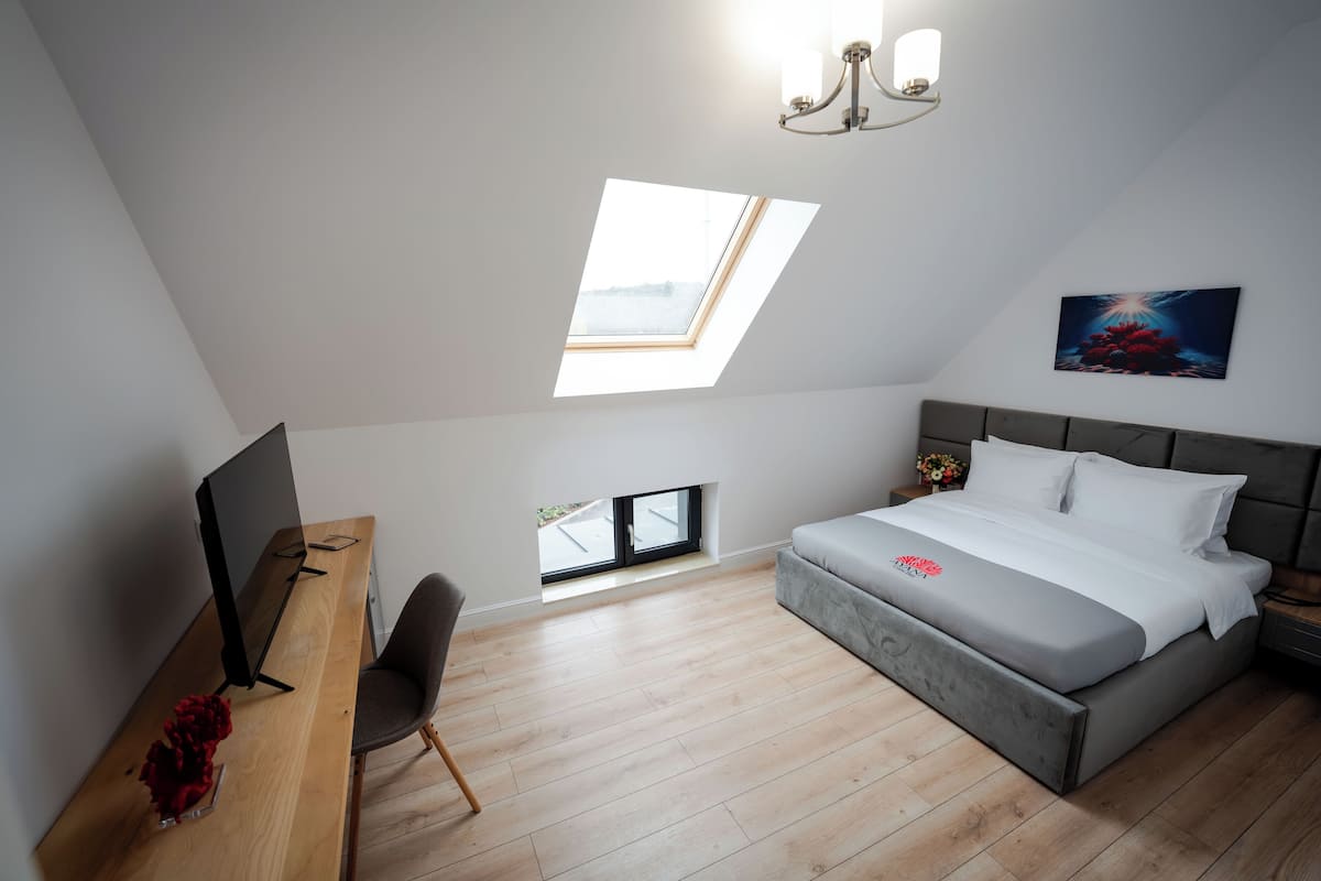 Junior Triple Room | Desk, soundproofing, iron/ironing board (on request), free WiFi