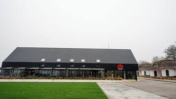 Een modern gebouw met een plat dak en een glazen gevel.