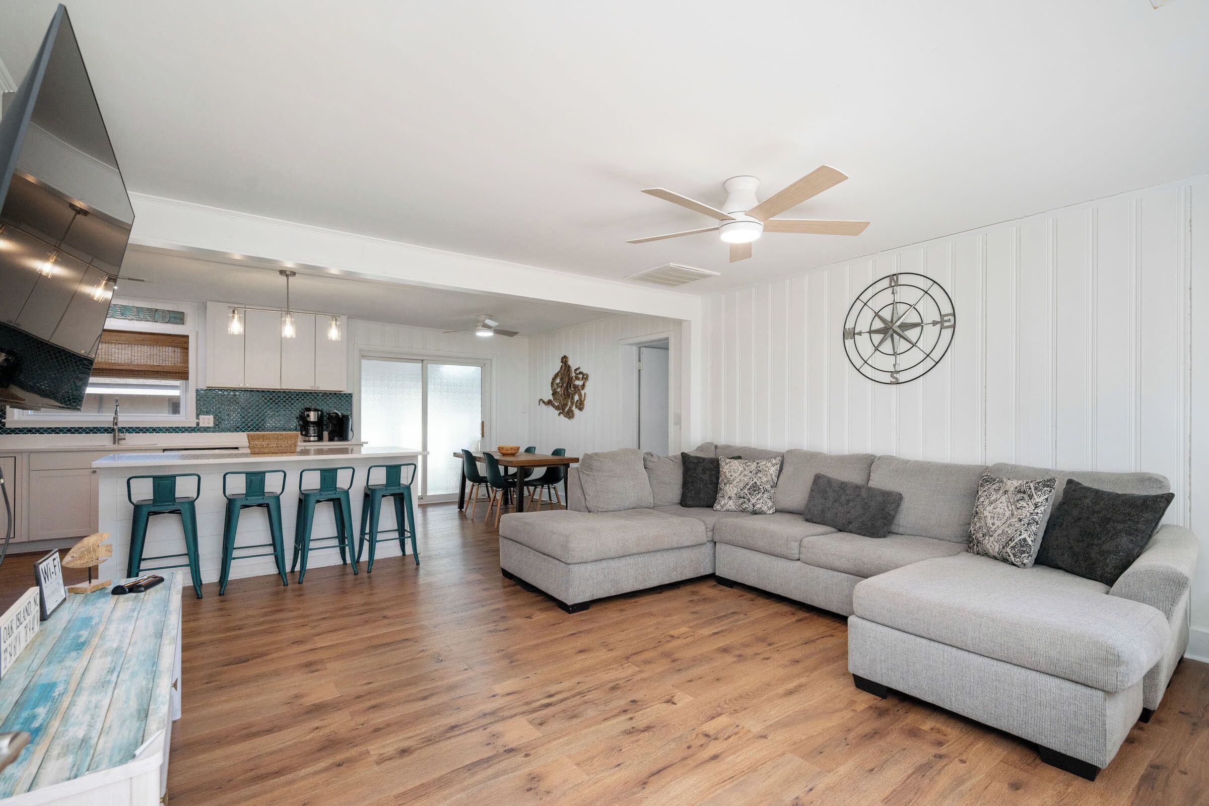 Televisio, takka, DVD-soitin, videokirjasto