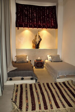 4 عدّة غرف نوم ومكواة/لوح كي وواي فاي وملاءات أسرّة