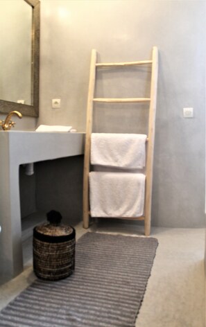 تجهيزات دش، مجففات شعر، مناشف، ورق حمّام