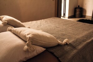 4 عدّة غرف نوم ومكواة/لوح كي وواي فاي وملاءات أسرّة