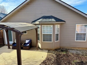 Terrace/patio - Fully Furnished Lexington Home. Quiet, Clean, Ideal for Travel Nurses (Lexington)