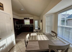 Dining - Fully Furnished Lexington Home. Quiet, Clean, Ideal for Travel Nurses (Lexington)
