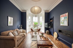 Smart TV, DVD player, books - Relax in this stylish flat in the lovely Marchmont area, walk to city centre (Edinburgh)
