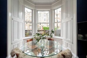 Dining - Relax in this stylish flat in the lovely Marchmont area, walk to city centre (Edinburgh)