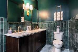 Shower, hair dryer, towels, soap - Hollyhock Suite 411: 1 bed/1 bath (Louisville)