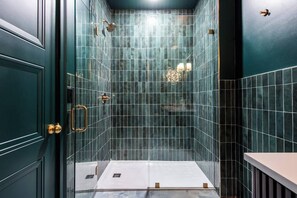Bathroom - Hollyhock Suite 411: 1 bed/1 bath (Louisville)