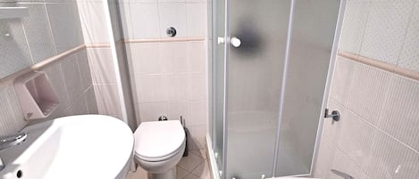 Chambre Standard | Salle de bain | Douche, séchoir à cheveux, serviettes fournies, savon