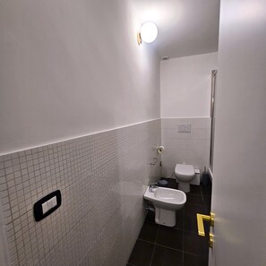 Comfort-dobbeltværelse - balkon - byudsigt | Badeværelse | Bruser, hårtørrer, håndklæder, Sæbe