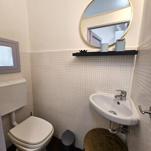 Basic Room | Bathroom | Shower, hair dryer, towels, soap - Nuova Casa Decò Business Stay Solution (Taranto)