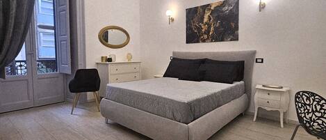 Dobbeltrom – comfort, balkong, byutsikt | Skrivebord og wi-fi (inkludert)