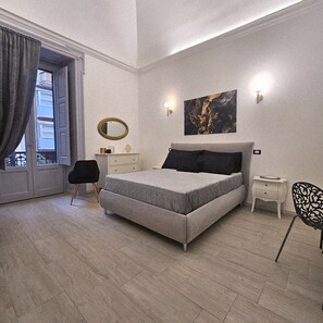 Comfort-Doppelzimmer, Balkon, Stadtblick | Schreibtisch, kostenloses WLAN