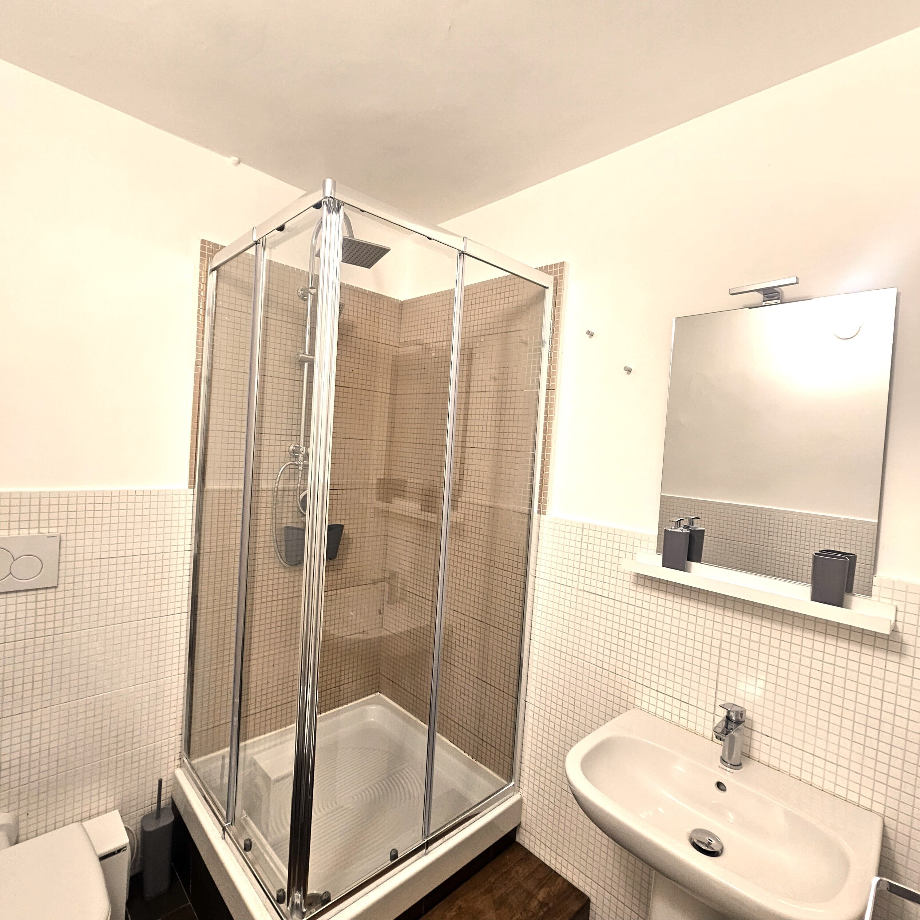 Comfort-Doppelzimmer, Balkon, Stadtblick | Badezimmer | Dusche, Haartrockner, Handtücher, Seife