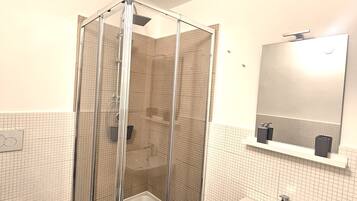 Comfort-Doppelzimmer, Balkon, Stadtblick | Badezimmer | Dusche, Haartrockner, Handtücher, Seife