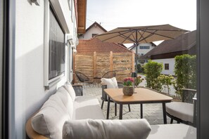 Outdoor dining - Allgäu 17 – Modern Alpine-Style Apartment (Leutkirch im Allgäu)