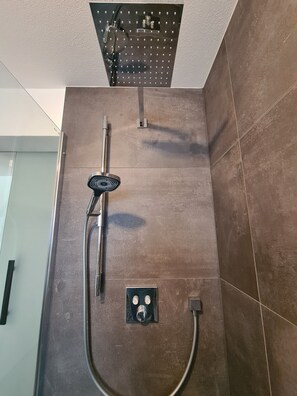 Dusche, Haartrockner, Handtücher