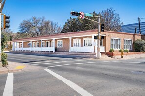 Unclassified image, 3 of 29, button - Palace of the Sleeping Dog – Tres: 3 bedroom • Walk to Plaza • A/C • Pet Friendl (Santa Fe)
