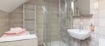 Modern & Well Equipped 2-Bedroom Apartment With Balcony And AC