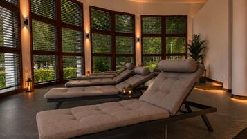 Een sauna, een stoombad, 3 behandelingskamers, massagebehandelingen