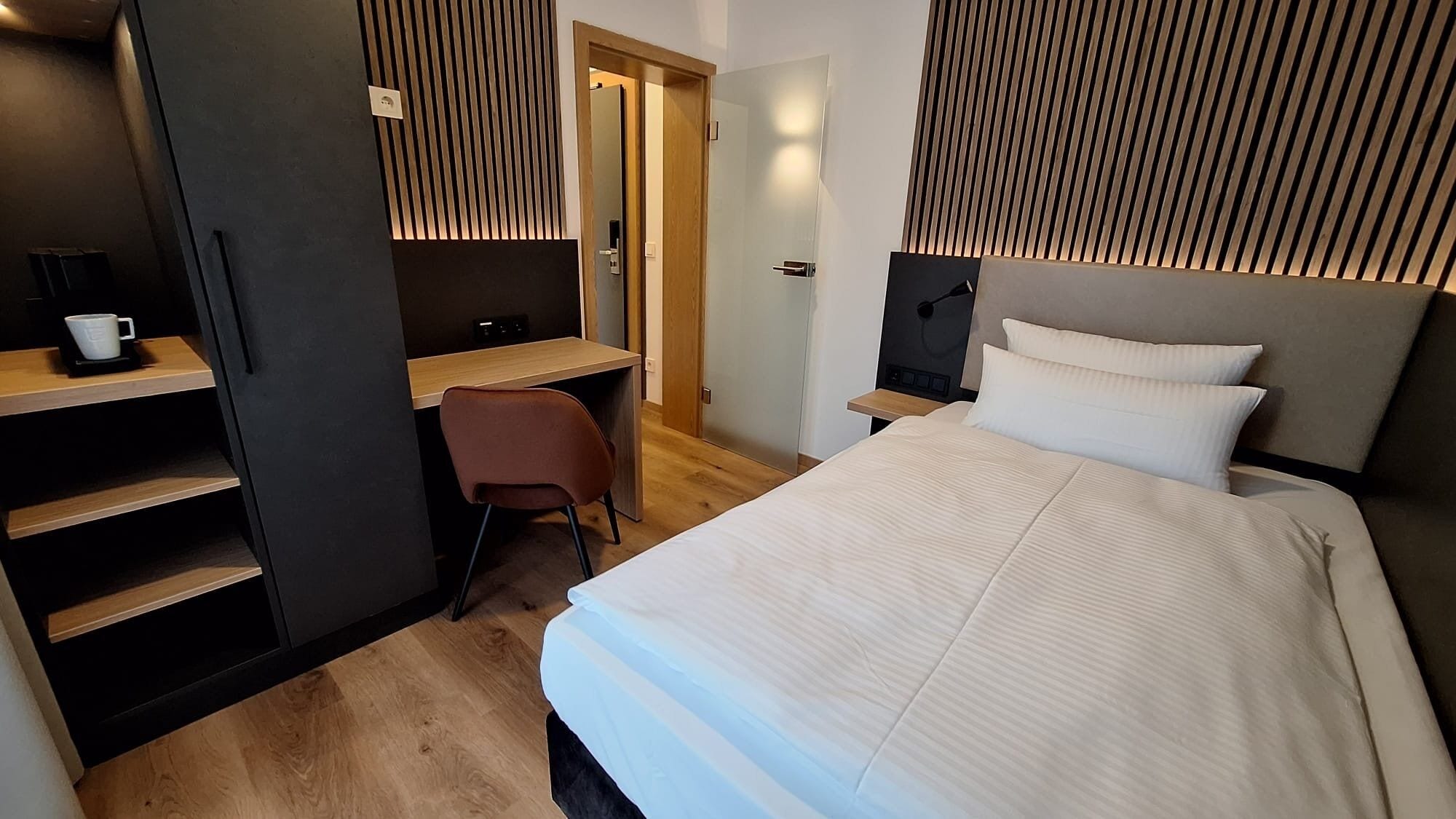 Standard Single Room | In-room safe, desk, laptop workspace, blackout drapes