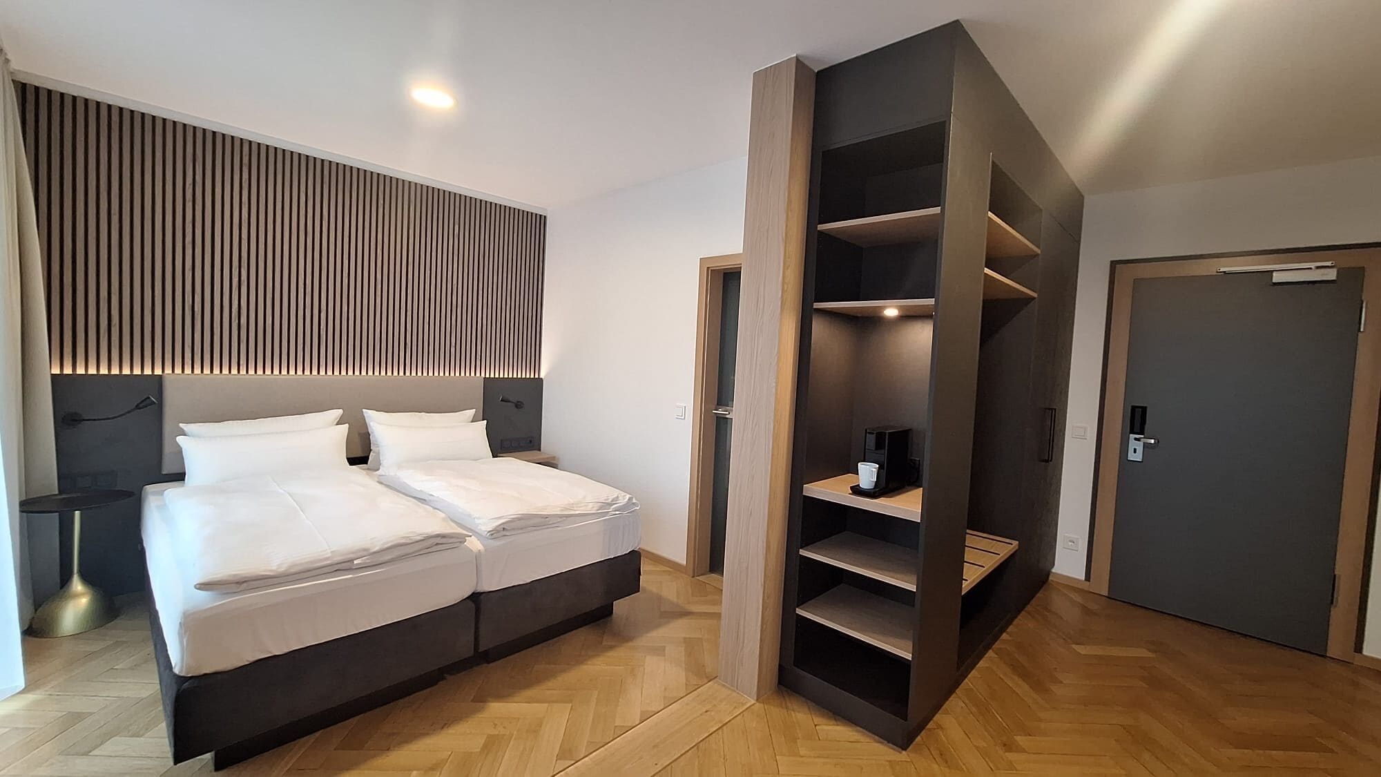 Caja de seguridad en la habitación y escritorio 