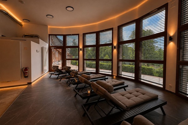 Sauna, steam room, 3 treatment rooms, massages