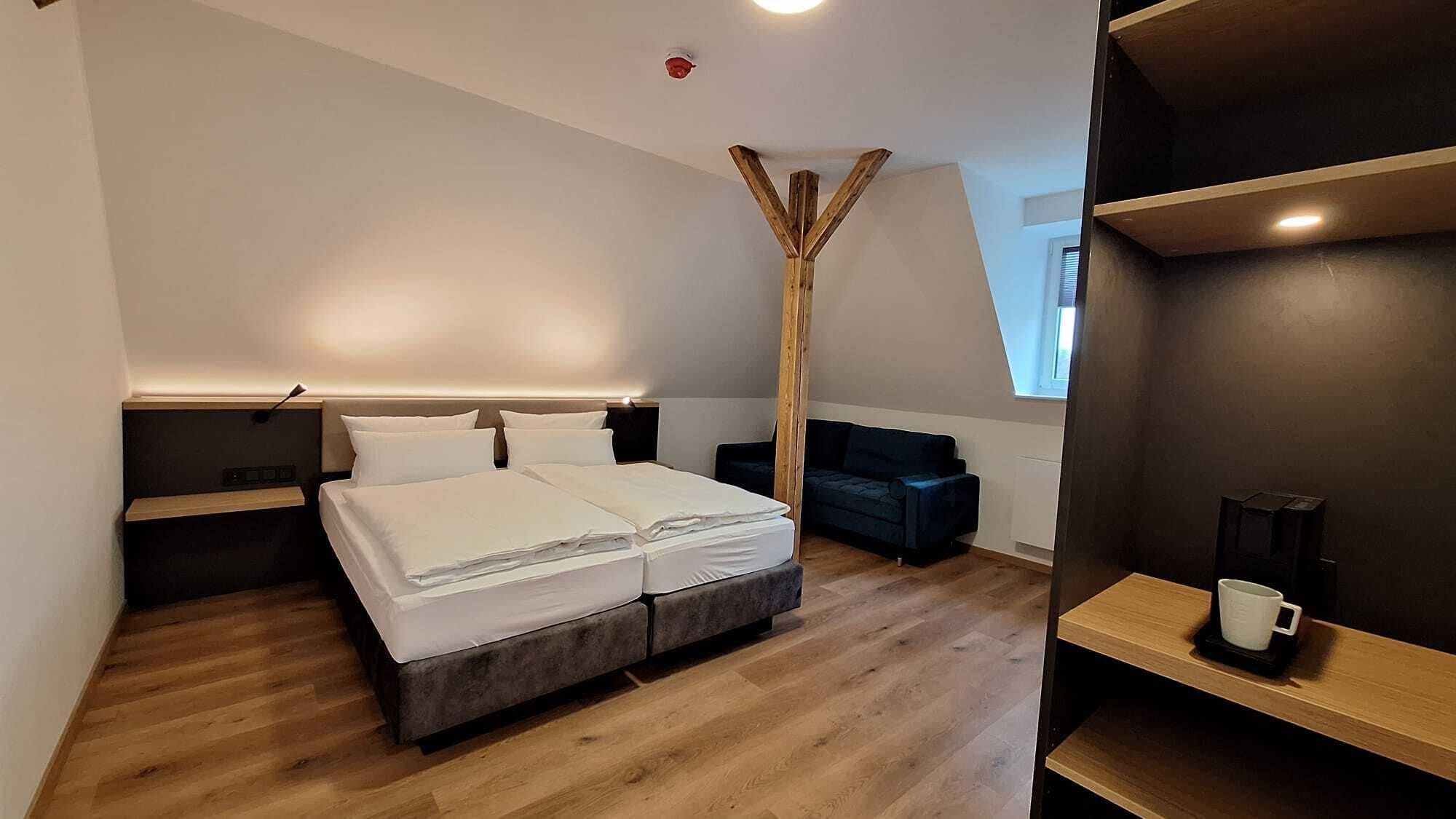 Caja de seguridad en la habitación y escritorio 