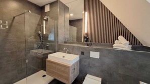 Comfort Double Room | Bathroom | Hair dryer, bathrobes, towels, soap - Pawlow Hotel (Wolkenstein)