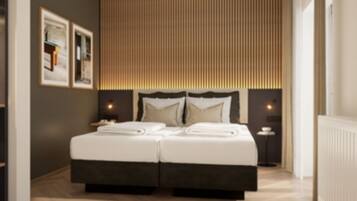 Kamar Double Ekonomi | Brankas, meja kerja, ruang kerja ramah laptop, dan tirai kedap cahaya