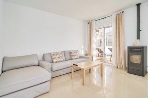 TV, fireplace - Villa 'Bianca' with Sea Views, Wi-Fi, and Air Conditioning (Málaga)