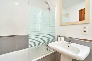 Douche, sèche-cheveux, serviettes fournies