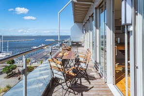 Outdoor dining - Penthouse by the Sea Barth – Water Views, Rooftop Terrace, Relaxation (Barth)