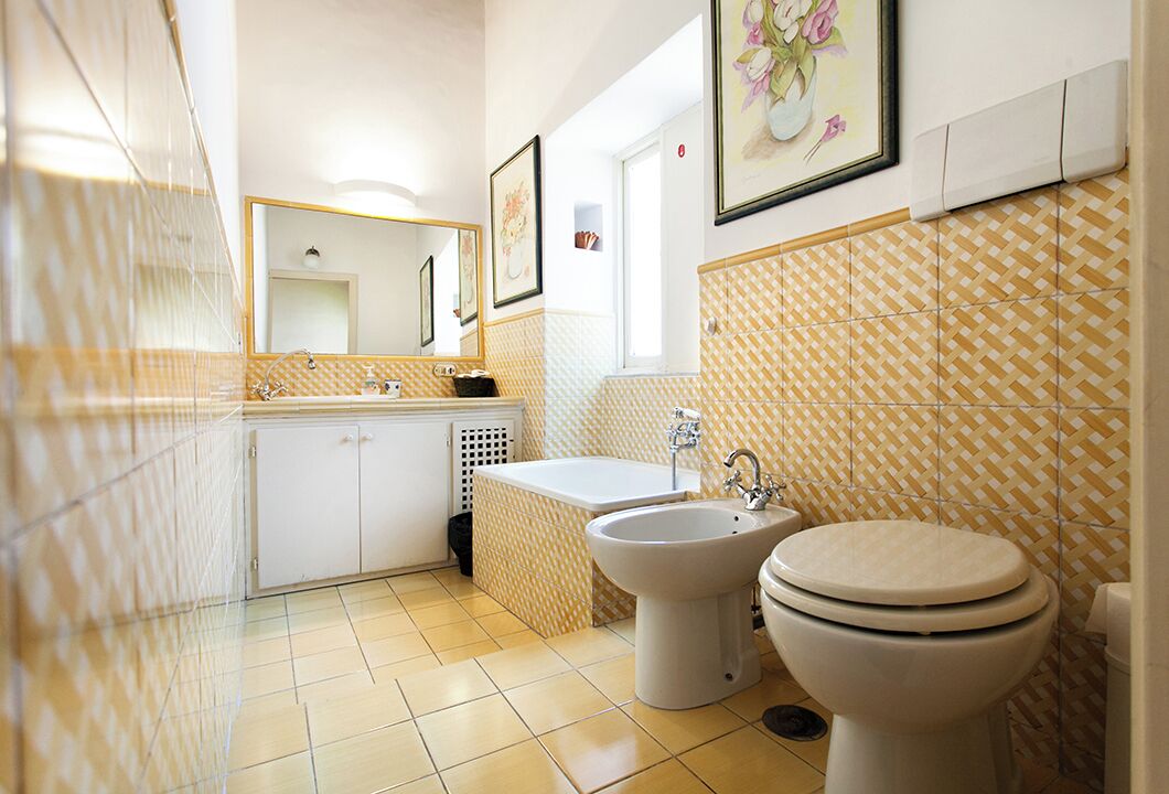 Douche, sèche-cheveux, bidet, serviettes fournies