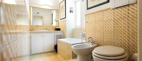 Douche, sèche-cheveux, bidet, serviettes fournies