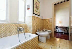 Shower, hair dryer, bidet, towels - Clock Terrace House (Roma)