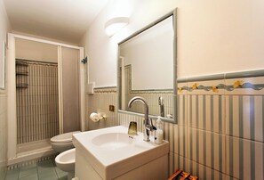 Shower, hair dryer, bidet, towels - Clock Terrace House (Roma)