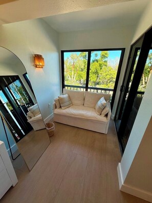 TV - Updated BEACHFRONT 2 Bedroom Condo on Longboat Key - Walking Distance to Shopping and Dining! (Longboat Key)