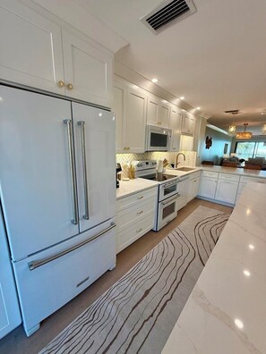 Private kitchen - Updated BEACHFRONT 2 Bedroom Condo on Longboat Key - Walking Distance to Shopping and Dining! (Longboat Key)